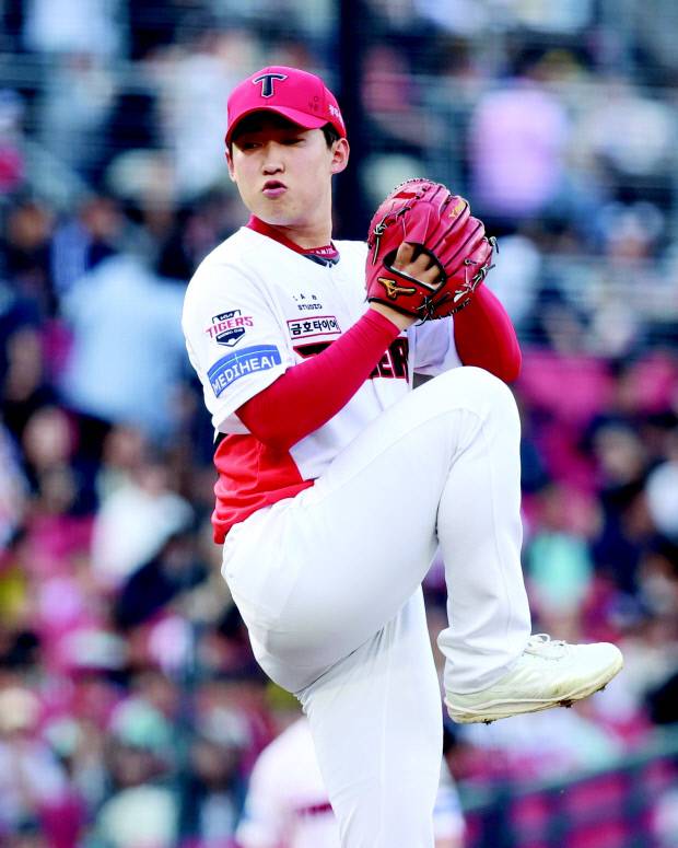 KIA 윤영철이 24일 키움전 선발로 나와 7연승 잇기에 나선다. KIA는 휴식 차원에서 제임스 네일을 말소하고 김도현의 등판 순서를 바꾸는 등 마운드 재정비에 나섰다.  <KIA 타이거즈 제공>