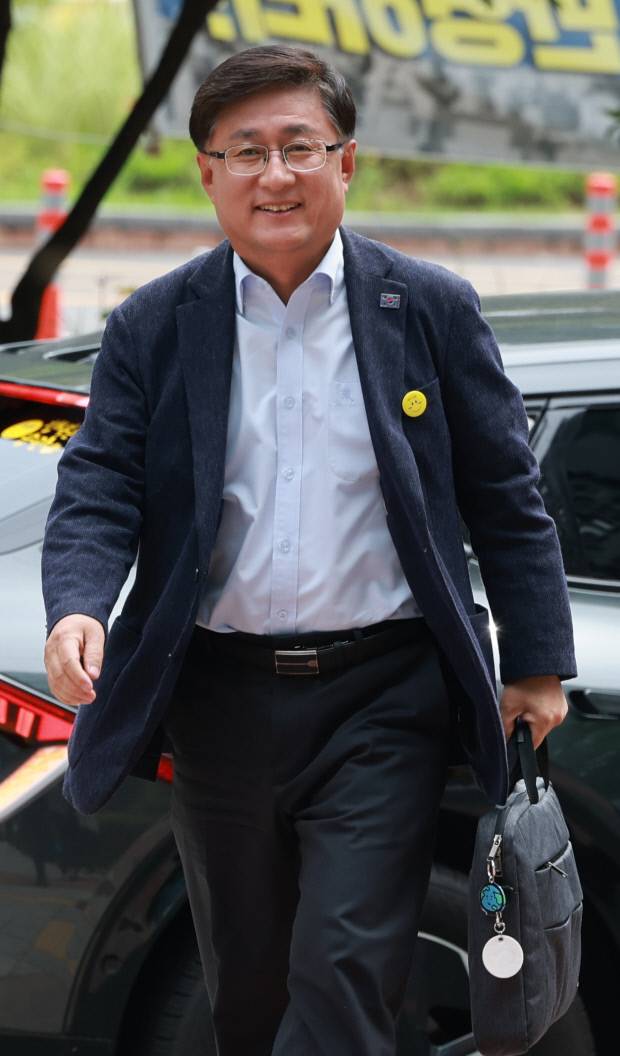 김성환 환경부 장관 후보자가 24일 서울 영등포구 여의도 이룸센터에 마련된 인사청문회 준비 사무실로 출근하고 있다. /연합뉴스