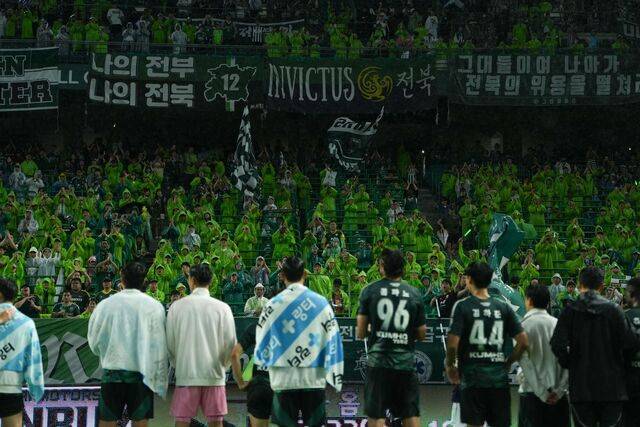 지난 21일 전주월드컵경기장에서 열린 FC서울과의 맞대결에서 1-1 무승부를 기록하며 16경기 무패 행진을 이어가는 전북현대모터스FC가 팬들의 응원을 받고 있다. 전북현대 제공