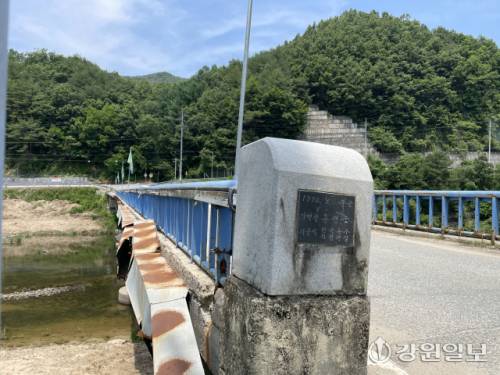 ◇1990년에 준공된 화상대교는 쌍둔지길에 거주하는 주민들의 유일한 진출입로다. 폭우가 내리면 이 다리조차 잠긴다. 마을 주민들은 물이 빠질 때까지 고립된다. 사진=손지찬 기자