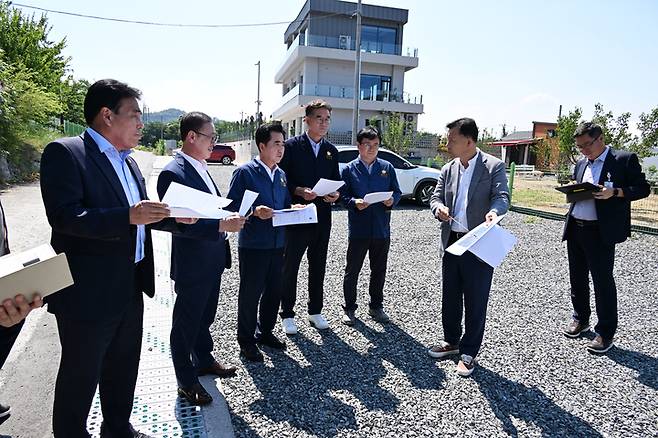 울주군의회 경제건설위원회 의원들이 지난 23일 범서읍 구영리 235-10 일원 하천부지에 조성된 태화강 개방주차장의 특혜성 논란과 관련해 현장 감사를 진행했다. 울주군의회 제공