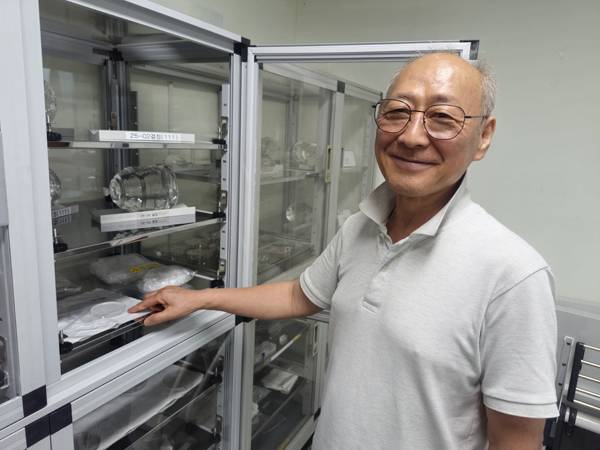 장세홍 (주)케이엑스티 공학박사가 칼슘플루오라이드 크리스탈(단결정) 렌즈에 대해 설명하고 있다.