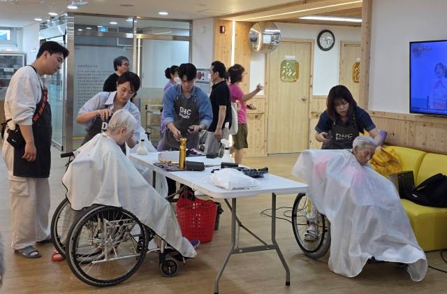 21일 예수마을노인요양원에서 대구보건대학교 적십자봉사회가 어르신들을 대상으로 헤어커트 봉사를 하고 있다. 대구보건대 제공