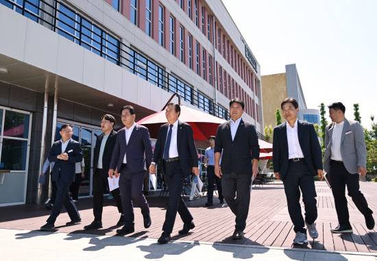 경남도의회 연구단체 경남교육발전연구회가 지난 23일 경남대표도서관을 시작으로 도서관 성공사례 벤치마킹 의정활동을 실시했다. 사진=도의회