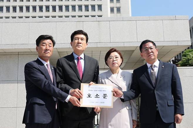 지난 11일 이강덕 포항시장을 비롯해 김일만 포항시의회 의장, 김정재·이상휘 국회의원이 서울 서초동 대법원을 방문해 지난달 대구고등법원의 항소심 판결에 대한 유감을 표명하고, 포항 시민들의 간절한 염원을 담은 호소문을 제출했다. /포항시 제공