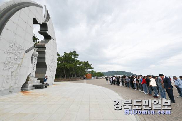 장사상륙작전에서 전사 또는 부상을 입은 학도병을 기리는 위령탑을 참배하고 있는 참배객들. 사진=영덕군 제공