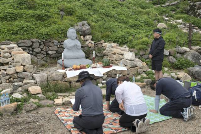 성모상 안치 이후 군민 안녕과 번영을 기원하는 성모상 고유제가 봉행됐다. 산청군 제공