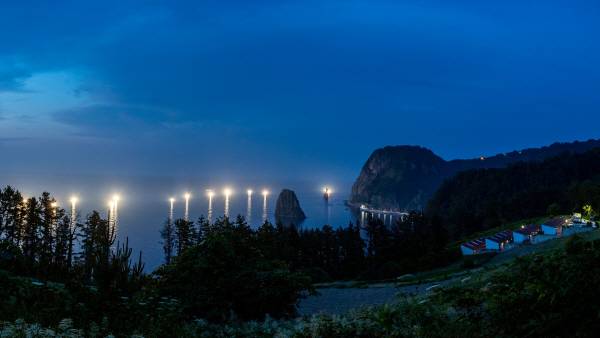해 질 무렵 출항한 어선들이 밤새 불빛을 밝히며 조업을 하고 있다. 사진 울릉군