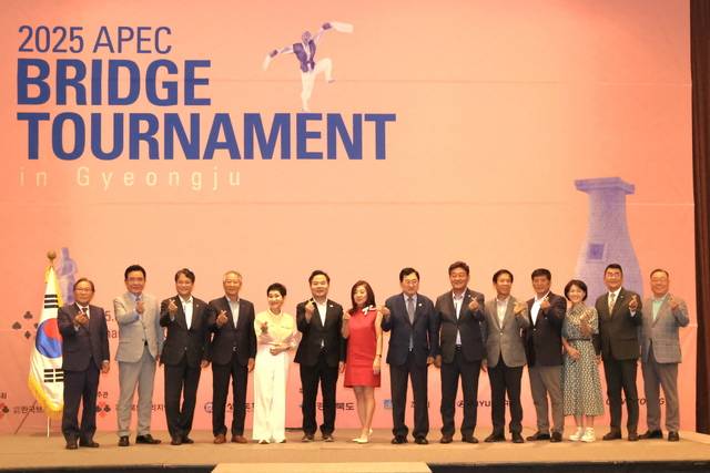 주낙영 경주시장, 이동협 경주시의회 의장 등 기관장과 대회 임원들이 개막식에서 선수들에게 인사하고 있다. 경주시 제공