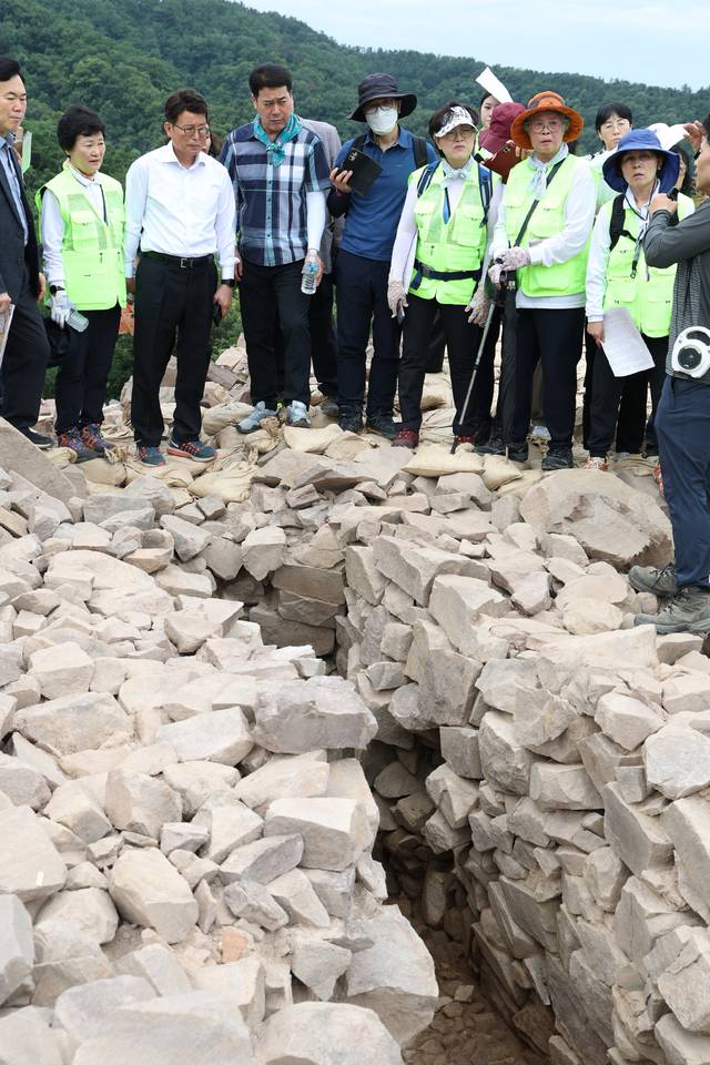 김승수 국회의원(좌측 첫번째), 배광식 북구청장(좌측 세번째)와 주민들이 연구진의 설명을 듣고 있다. 북구청 제공
