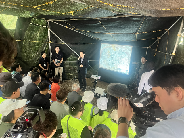 발굴 현장 이동 전 마련된 설명회 현장. 김정원 기자