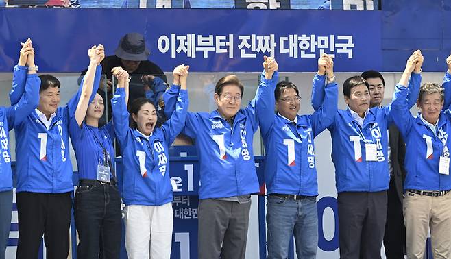 6·3 대선 당시 이재명 대통령이 대구 동구 동대구역 광장에서 더불어민주당 인사들과 함께 지지를 호소하고 있다. 영남일보 DB