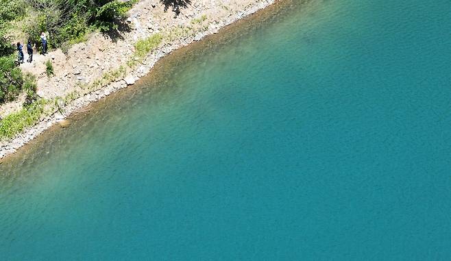 대구 달성군 가창면 한 채석장에 고인 물이 선명한 에메랄드빛을 띠고 있다. 절벽 아래 형성된 물웅덩이는 금속성 광물과 햇빛의 상호작용으로 인해 이국적인 색을 나타낸다.<영남일보 DB>