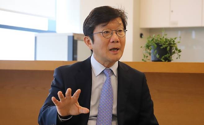 대담 중인 이병선 제주창조경제혁신센터 대표이사. 제주창조경제혁신센터는 지난 박근혜 정부 때&nbsp;전국 17개 시·도에 설립된 창업 지원기관 중 하나다. 2015년&nbsp;지역특화 산업을 육성하고 창업생태계를 활성화하기 위해 대기업, 지방자치단체, 중소벤처기업부가 협력하여 운영하는 민관 협력 시스템으로 출범했다. 제주창조경제혁신센터는 전국 17개 시·도 센터 중 규모는 가장 작으나 지난해 최우수 등급을 받을만큼 좋은 평가를 얻고 있다. / 사진＝김찬우 기자 ⓒ제주의소리