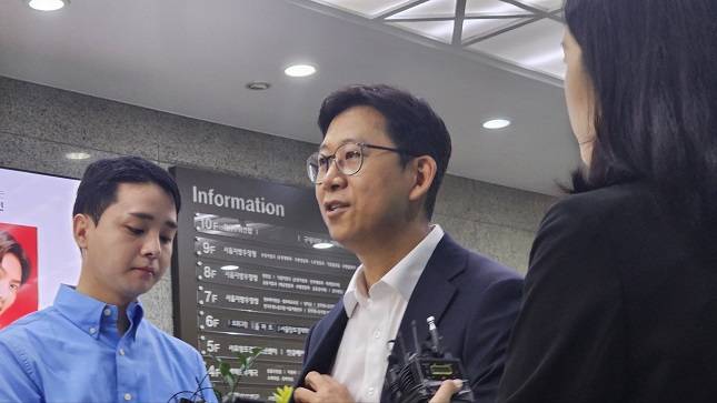 과학기술정보통신부 장관 후보자로 지명된 배경훈 LG AI연구원장이 24일 오전 서울 광화문우체국에 마련된 인사청문회 준비 사무실로 출근하면서 취재진과 만나 인터뷰하고 있다. /사진=비즈워치