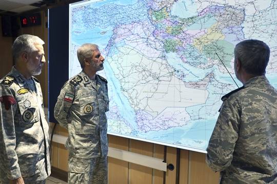 아미르 하타미(가운데) 이란 육군 총사령관이 23일(현지 시간) 이란 내 줄피카르 중앙사령부에서 고위 지휘관들과 지도를 보면서 회의하고 있다. 사진=AP/뉴시스