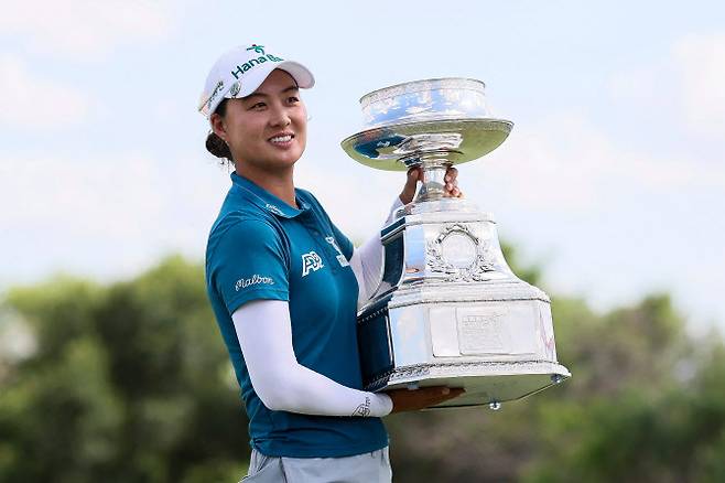 이민지가 LPGA 투어 메이저 대회 KPMG 위민스 PGA 챔피언십에서 우승한 뒤 트로피를 들어 올리고 있다. (사진=AFPBBNews)