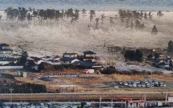 규모 9.0의 동일본대지진이 발생한 직후인 2011년 3월 11일 오후 미야기(宮城)현 나토리시(市)의 한 마을이 밀려드는 쓰나미에 잠기고 있다.(사진=연합뉴스)