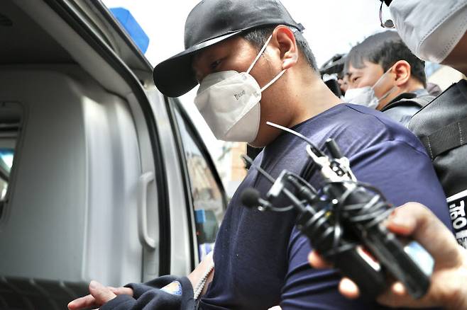 서울 강북구 미아동 마트에서 흉기를 휘둘러 1명을 살해하고 1명을 다치게 한 김성진(32·남)이 1일 오전 서울 강북경찰서에서 검찰로 송치되고 있다. (사진=뉴시스)