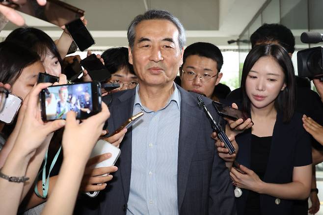 윤석열 전 대통령 부인 김건희 여사 관련 의혹을 수사하는 민중기 특별검사가 24일 서울 서초구 서초동에 마련된 임시 사무실로 출근하고 있다. (사진=연합뉴스)