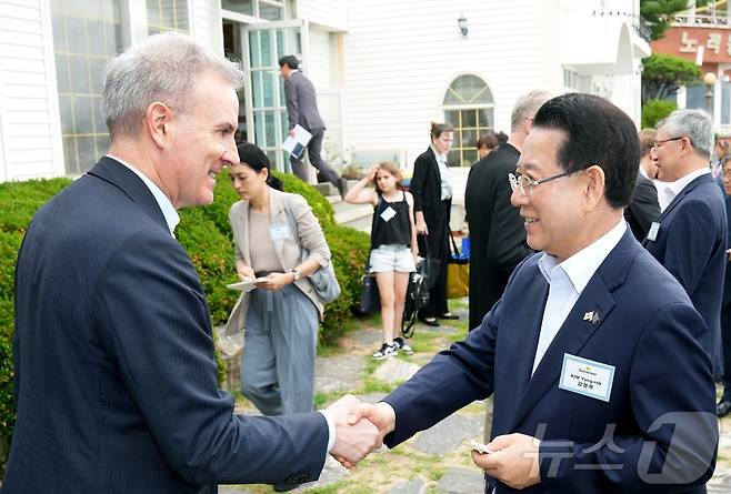 김영록 전라남도지사가 20일 목포에서 열린 ‘주한 EU 대사단 간담회’에 참석, 대사단과 인사를 나누고 있다.(전남도 제공. 재판매 및 DB금지) 2025.6.20/뉴스1 ⓒ News1 전원 기자