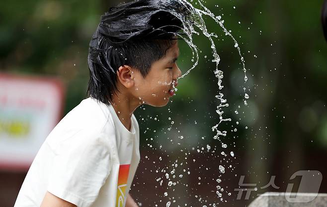 낮 최고 기온이 32도까지 올라 무더운 날씨를 보인 23일 광주 북구 일곡 제1근린공원에서 한 초등학생이 세수를 하며 더위를 식히고 있다.(광주 북구 제공. 재판매 및 DB 금지) 2025.6.23/뉴스1 ⓒ News1 박지현 기자
