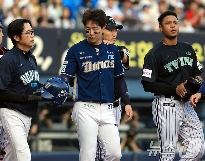 LG 트윈스 외국인 투수 엘리에이저 에르난데스(오른쪽)는 17일 열린 KBO리그 잠실 NC 다이노스전에서 2회초 박건우(가운데)의 머리를 맞혀 헤드샷 퇴장당했다. 2025.6.17/뉴스1 ⓒ News1 박정호 기자