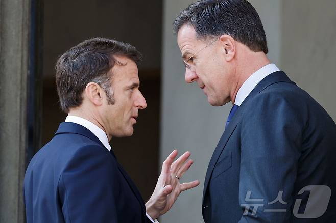 에마뉘엘 마크롱 프랑스 대통령이 지난 3월 27일 엘리제궁에 방문한 마르크 뤼터 나토 사무총장을 환대하고 있다. 2025.3.27 ⓒ AFP=뉴스1 ⓒ News1 강민경 기자