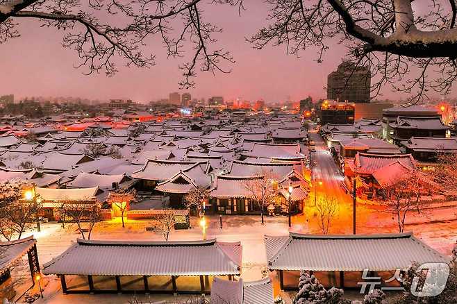 2019년 한국관광 공모전 사진 부문에서 입선한 한옥마을의 겨울새벽(한국관광공사 제공)