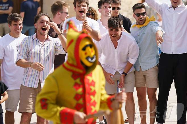 22일(현지시간) 스페인 부르고스 인근 카스트리요 드 무르시아 마을에서 열린 '엘 콜라초(El Colacho)'축제에서 참가자들이 악마를 상징하는 '콜라초'를 놀리며 추격전을 벌이고 있다. ⓒ AFP=뉴스1