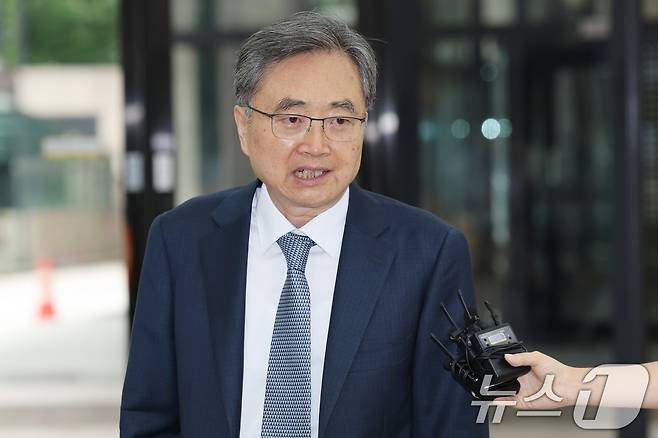 조현 외교부 장관 후보자가 24일 오전 서울 종로구 대우빌딩에 마련된 인사청문회 준비 사무실로 출근하며 취재진의 질문에 답하고 있다. 2025.6.24/뉴스1 ⓒ News1 임세영 기자