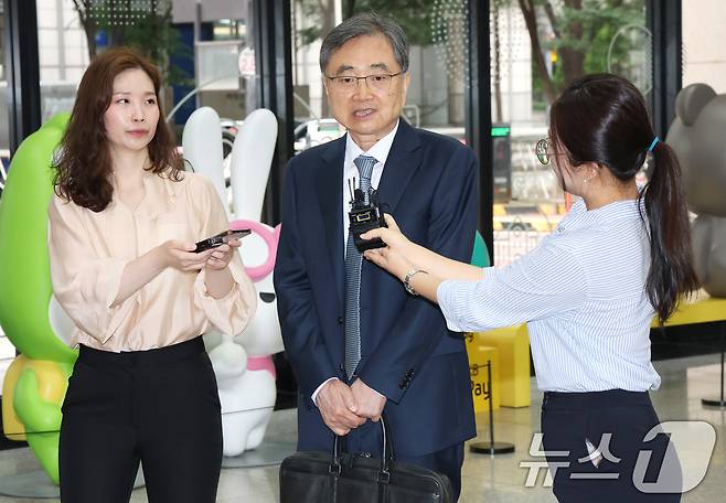 조현 외교부 장관 후보자가 24일 오전 서울 종로구 대우빌딩에 마련된 인사청문회 준비 사무실로 출근하며 취재진의 질문에 답하고 있다. 2025.6.24/뉴스1 ⓒ News1 임세영 기자