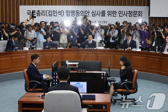 이종배 국회 김민석 국무총리 후보자 인사청문특별위원장이 24일 서울 여의도 국회에서 열린 총리 임명동의안 심사를 위한 인사청문회에서 의사봉을 두드리고 있다. 2025.6.24/뉴스1 ⓒ News1 이광호 기자