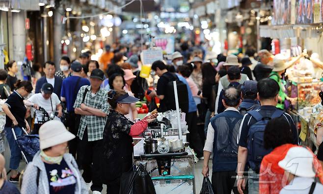 서울 동대문구 경동시장에서 시민들이 장을 보고 있다.  ⓒ News1 오대일 기자