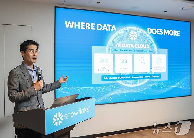 최기영 스노우플레이크코리아 지사장이 서울 역삼동 AC 호텔 서울 강남에서 열린 서밋 2025 기자간담회에서 발언하고 있다.(스노우플레이크코리아 제공)