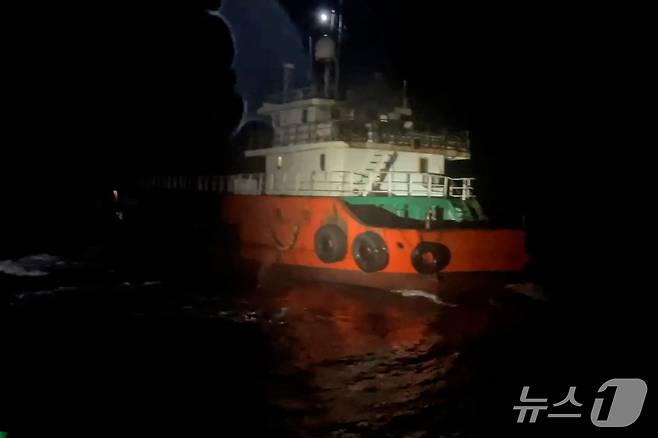 급유선(중부지방해양경찰청 서해5도특별경비단 제공.재판매 및 DB금지)