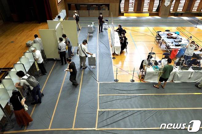 2022년 일본 참의원 선거 장면. 일본 도쿄에서 유권자들이 참의원(상원) 선거 투표를 하고 있다. ⓒ AFP=뉴스1 ⓒ News1 조태형 기자