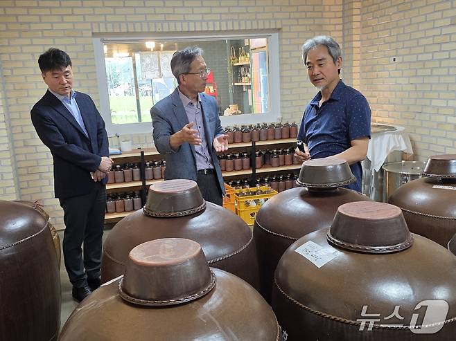 이경원 강원조달청장은 24일 춘천 전통주 제조업체인 농업회사법인 예술㈜를 찾아 애로사항을 청취하고 판로 확대 방안에 대해 논의하는 시간을 가졌다.(강원조달청 제공. 재판매 및 DB금지)/뉴스1