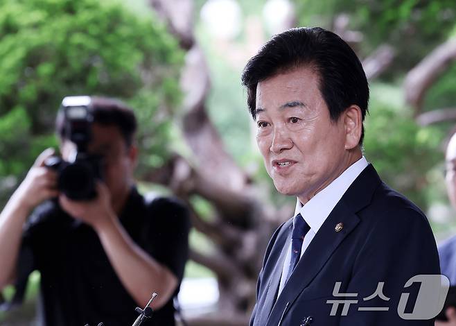 정동영 통일부 장관 후보자가 24일 오후 서울 종로구 남북관계관리단에 마련된 인사청문회 준비 사무실에 도착해 취재진 질문에 답하고 있다. 2025.6.24/뉴스1 ⓒ News1 박지혜 기자