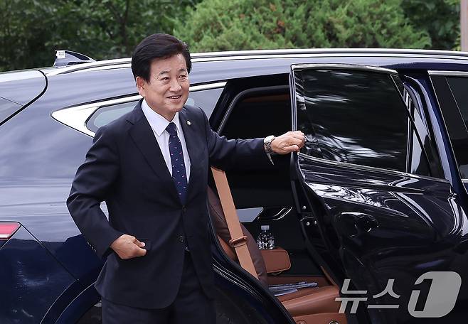 정동영 통일부 장관 후보자가 24일 오후 서울 종로구 남북관계관리단에 마련된 인사청문회 준비 사무실에 도착하고 있다. 2025.6.24/뉴스1 ⓒ News1 박지혜 기자