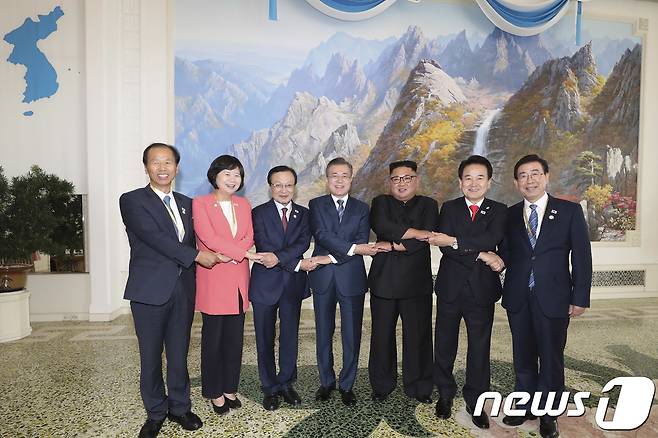 문재인 대통령과 북한 김정은 국무위원장이 19일 오후 평양 옥류관에서 열린 오찬을 마친 뒤 이해찬 더불어민주당 대표 등 특별 수행원들과 기념촬영을 하고 있다. 왼쪽부터 최문순 강원지사, 이정미 정의당 대표, 이 대표, 문 대통령, 김 위원장, 정동영 민주평화당 대표, 박원순 서울시장. 2018.9.19/뉴스1 ⓒ News1 평양사진공동취재단