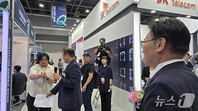 퀀텀코리아 2025의 SK텔레콤 부스를  참관하고 있는 유상임 과기정통부 장관./뉴스1 ⓒ News1 윤주영 기자