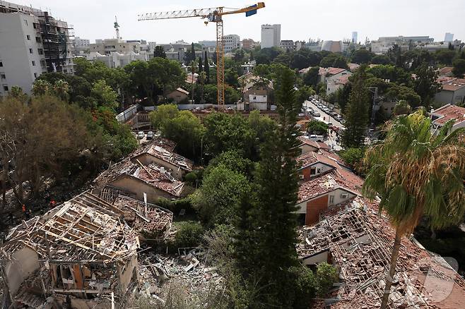 22일 이란에서 발사된 미사일로 파괴된 이스라엘 텔아비브의 한 주택가. 2025.6.22 ⓒ 로이터=뉴스1 ⓒ News1 강민경 기자