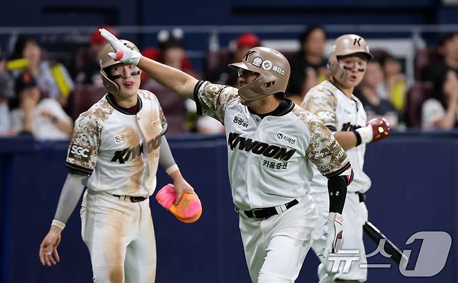 24일 오후 서울 구로구 고척스카이돔에서 열린 프로야구 '2025 신한 SOL뱅크 KBO 리그' KIA와 키움의 경기, 6회말 1사 주자 1,2루 임지열이 3점 홈런을 치고 기뻐하고 있다. 2025.6.24/뉴스1 ⓒ News1 이승배 기자