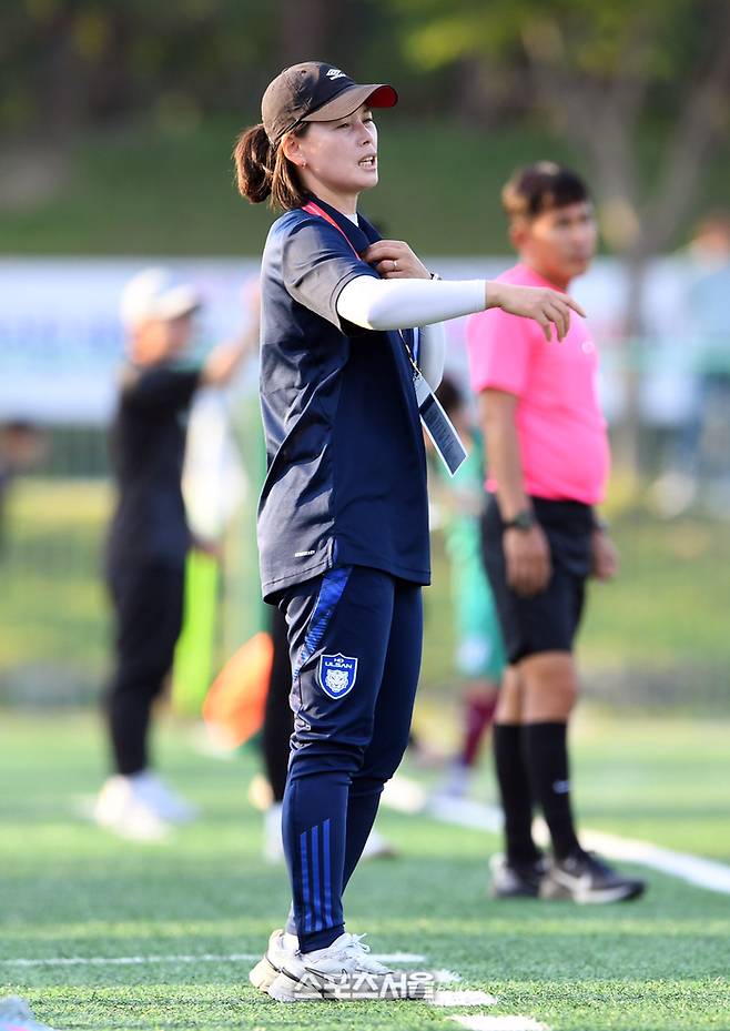 울산과학대 진숙희 감독이 23일 경남 합천에서 열린 ‘2025 스포츠케이션 명품도시 합천에서 펼쳐지는 제33회 여왕기 전국여자축구대회’ 대학부 대전대덕대와 경기에서 선수들에게 이야기를 하고 있다. 2025. 6. 23. 합천 | 박진업 기자 upandup@sportsseoul.com