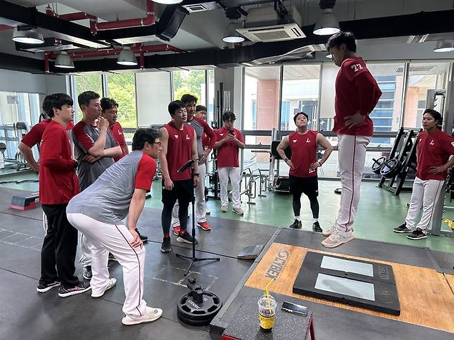 강화SSG퓨처스필드에서 2군 선수들의 신체 능력 데이터를 측정하고 있다. 사진 | SSG 랜더스