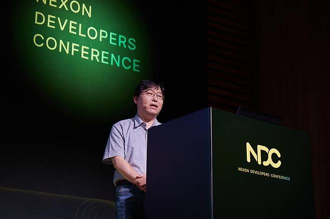 박용현 넥슨코리아 개발부사장 겸 넥슨게임즈 대표가 24일 열린 넥슨개발자콘퍼런스에서 기조강연을 하고 있다. 사진 | 넥슨