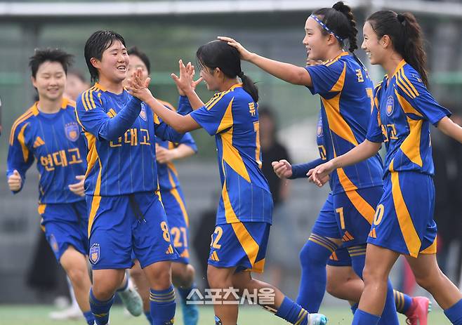 울산 현대고 류지혜(가운데)가 24일 경남 합천에서 열린 ‘2025 스포츠케이션 명품도시 합천에서 펼쳐지는 제33회 여왕기 전국여자축구대회’ 고등부 대구 동부고와의 8강전에서 골을 넣은 뒤 동료들과 함께 기뻐하고 있다. 2025. 6. 23. 합천 | 박진업 기자 upandup@sportsseoul.com