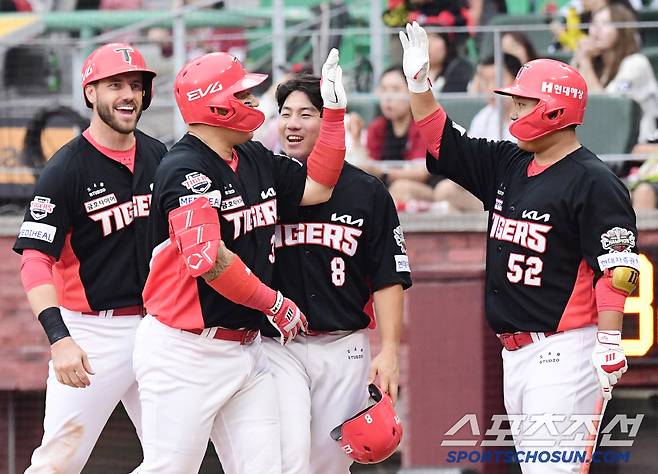 21일 인천 SSG랜더스필드에서 열린 SSG와 KIA의 경기. 5회 SSG 김광현 상대 3점 홈런을 날린 최형우. 인천=송정헌 기자songs@sportschosun.com/2025.06.21/