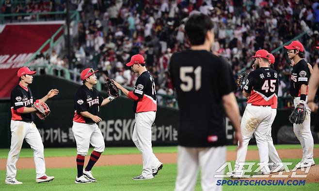 SSG를 잡고 6연승을 질주한 KIA 선수들.